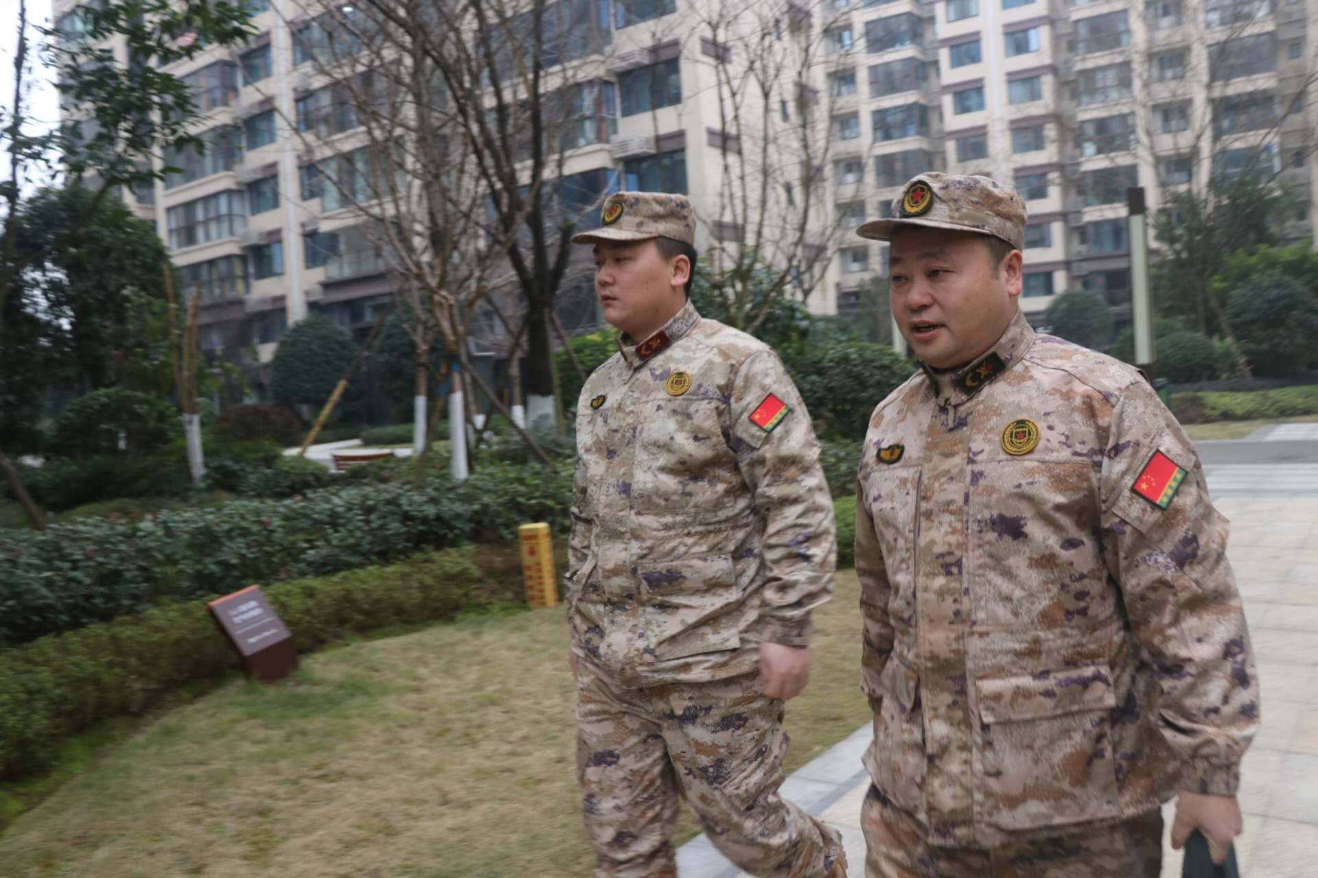 四川南充:嘉陵区文峰街道武装部走街入户开展征兵宣传工作