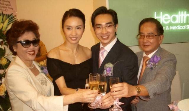 黎姿携父母为胞弟庆生,黎婴白净重新站立,16年前车祸险成植物人