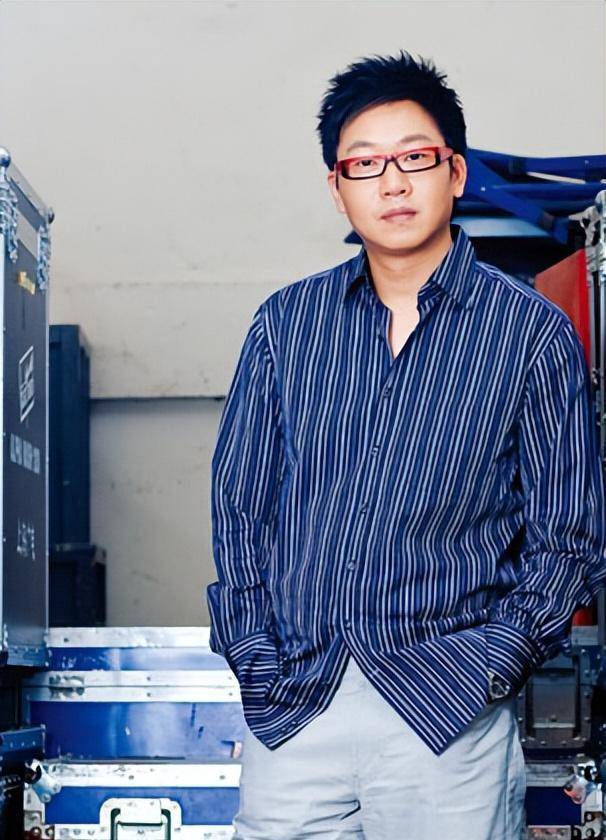 51岁林海:曾是央视著名主持,为正义怒摔耳机,二婚何婕获幸福_东方