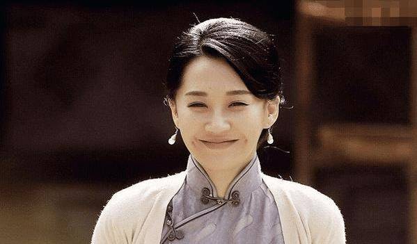 许晴逛街被偶遇,身材凹凸时尚面容靓丽,年过50仍充满少女感_生活_话剧