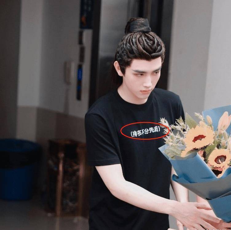 《皓衣行》杀青,罗云熙陈飞宇穿黑白t恤现身,剧组还是那么严谨_作品