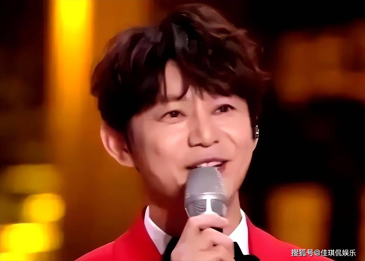 何炅现身长沙春晚分会场彩排,皱纹堆积老态尽显,与精修图差距大_观众