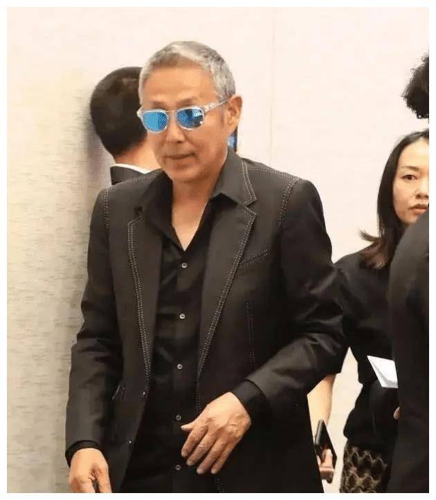 穿风衣配1200元潮鞋看展,满头白发比大学生还时髦_造型_男性_整体