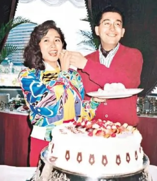 1996年,陈复生凭借着老公的关系,成立了影视公司,开始投资拍摄电影.