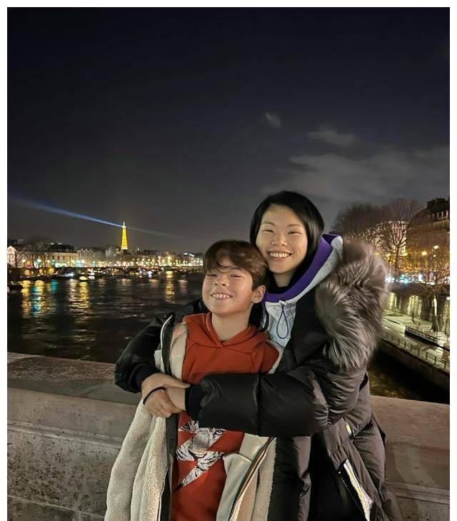 吕燕一家三口难得同框,12岁混血儿子近照曝光,颜值出众!