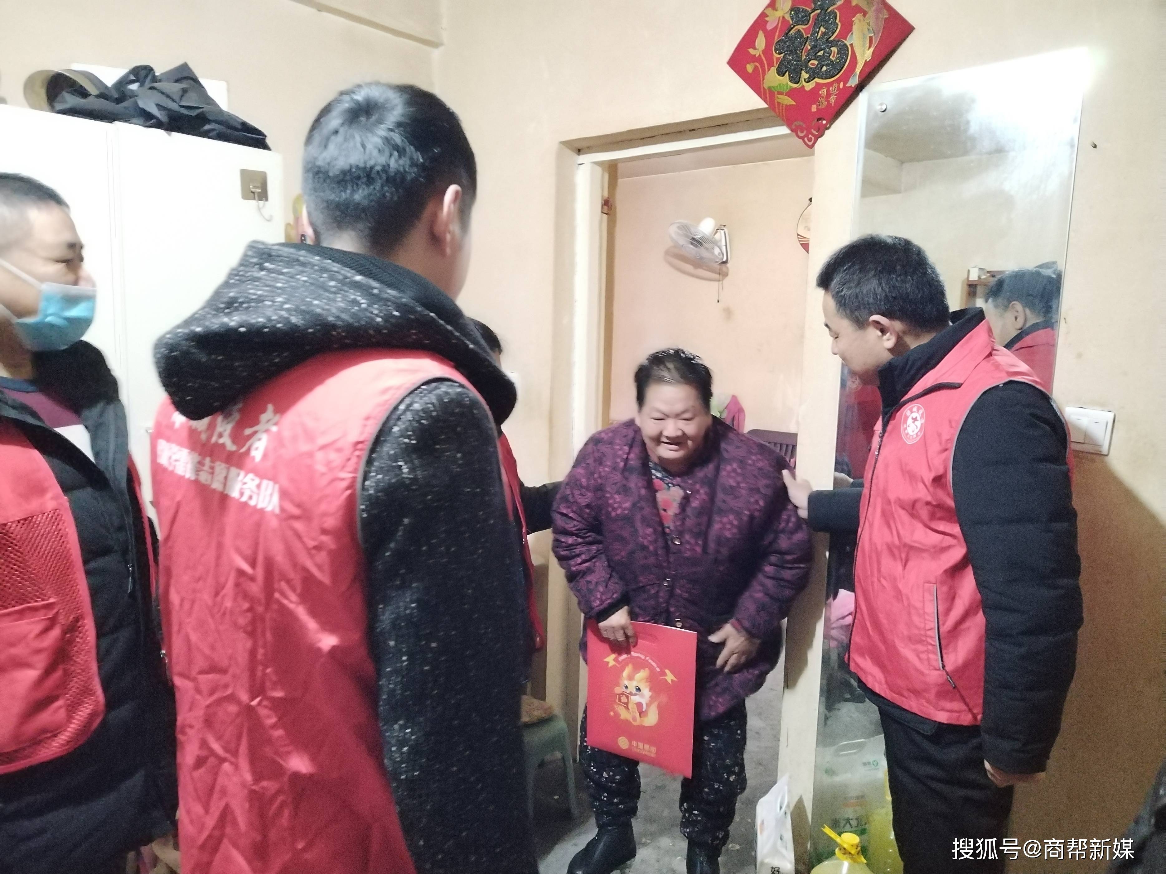 郑州市社会组织服务中心开展"关爱孤寡老人和留守儿童"慰问活动