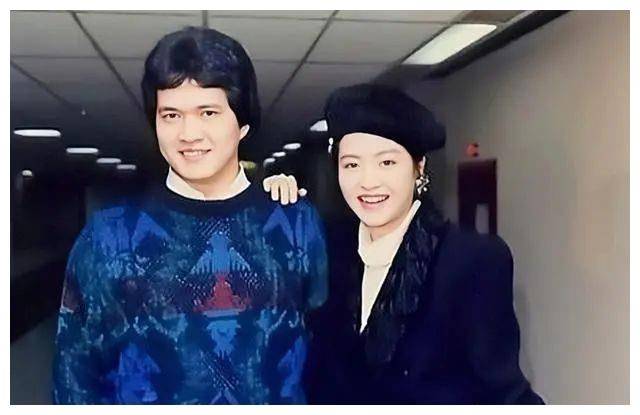 1984年,在一场聚会上,26岁恬妞邂逅了印尼富豪叶聪豪,对爱情充满向往