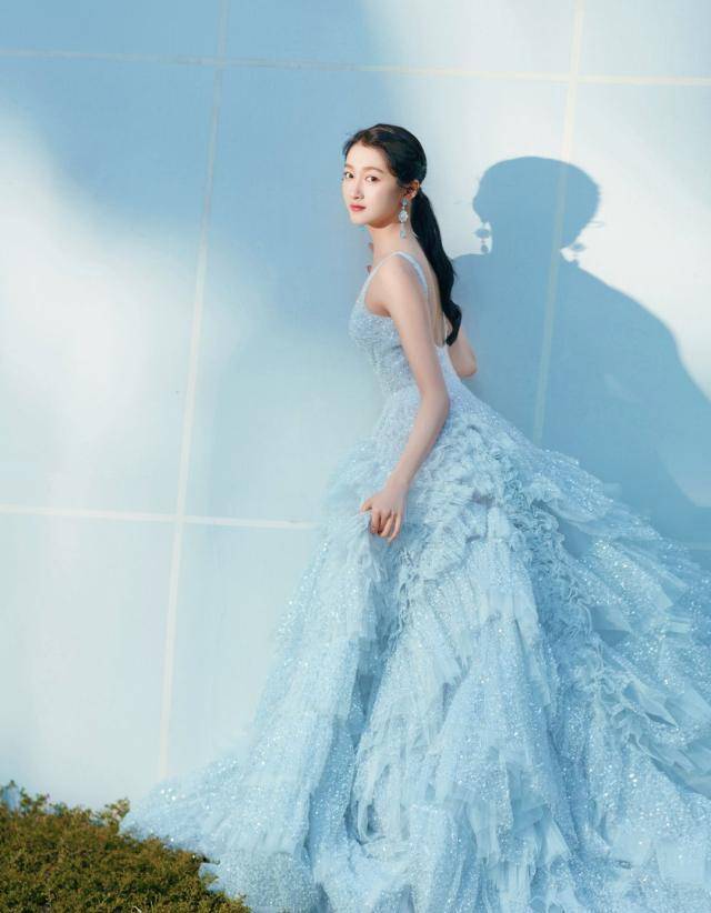关晓彤也放开了,身穿深v礼服出席活动,身材口的"薄纱"亮了_时尚_安妮
