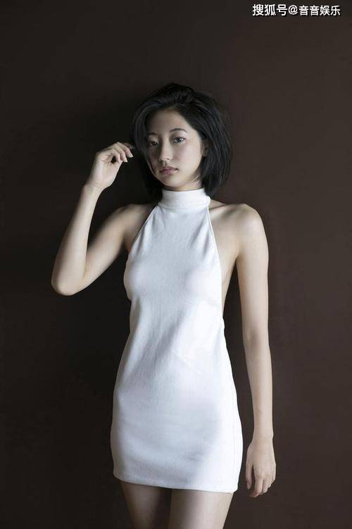 《武田玲奈魅力全开!性感饱满的写真之旅》_女性_世界_竞争