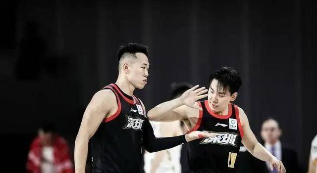 徐杰的身高短板很严重不说,速度还被亚当斯完爆;胡明轩对位贺希宁