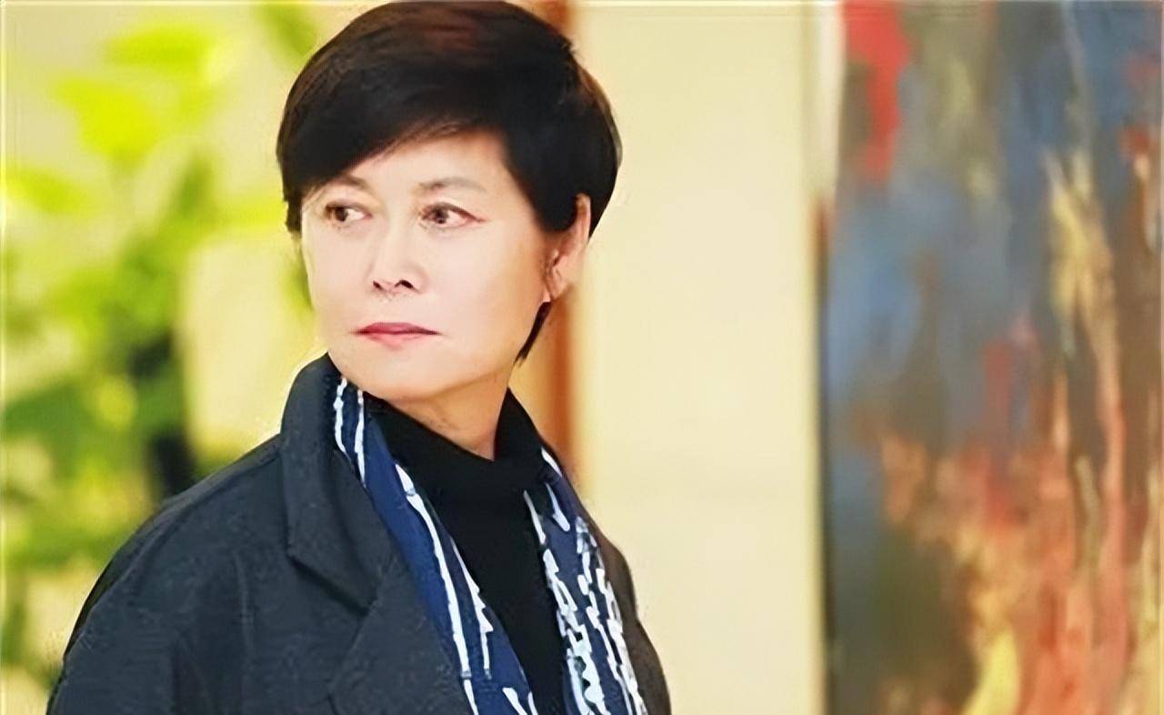 同为央视记者的白岩松就称呼敬一丹为"敬大姐",在《感动中国》的评选