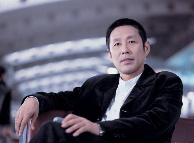 能驾驭各种各样角色的陈道明,本以为很正经,还有不为人知的一面_进行