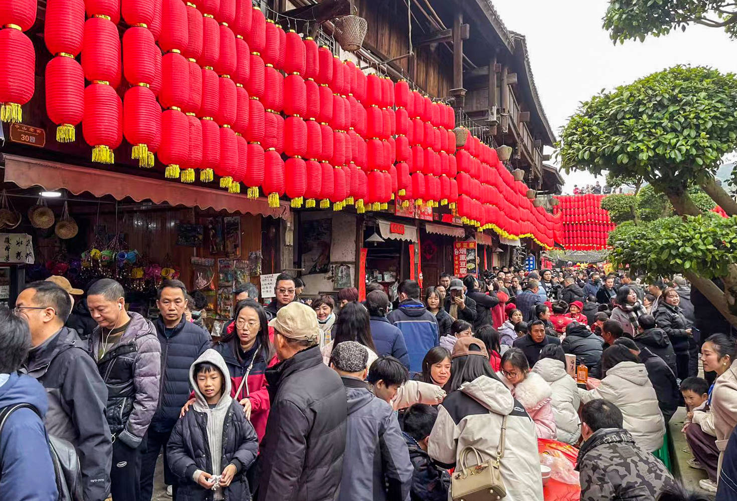 重庆年味纪实:中山古镇摆起千米长宴,游客品美食看非遗过大年