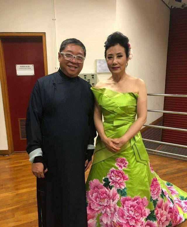 72岁汪明荃成老太婆,72岁郑少秋皮肤松弛,但难掩帅气_裙子_色彩_年龄