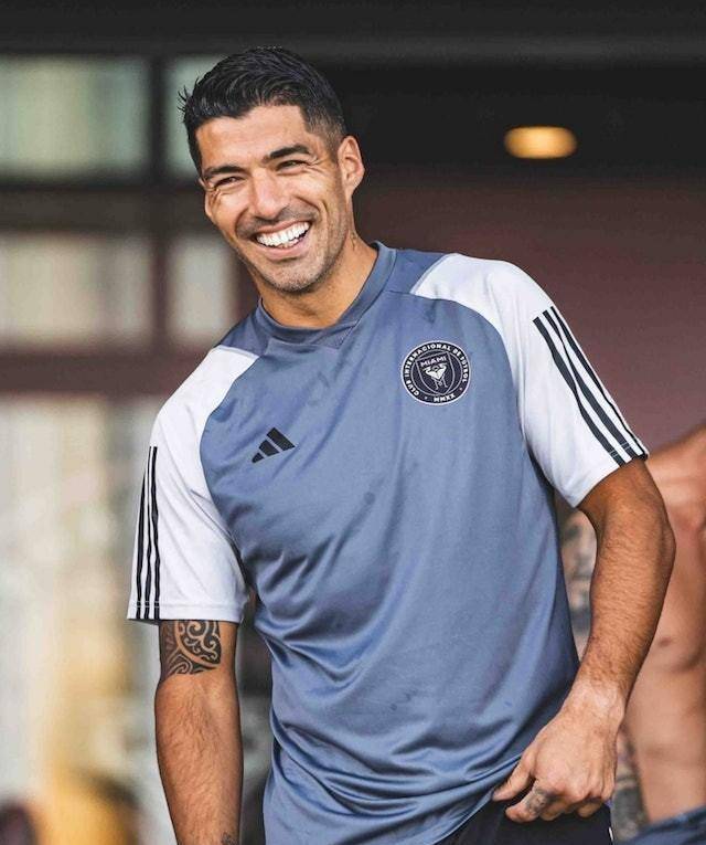 苏亚雷斯再与梅西"合体",从巴萨分开3年半后于国际迈亚密重聚