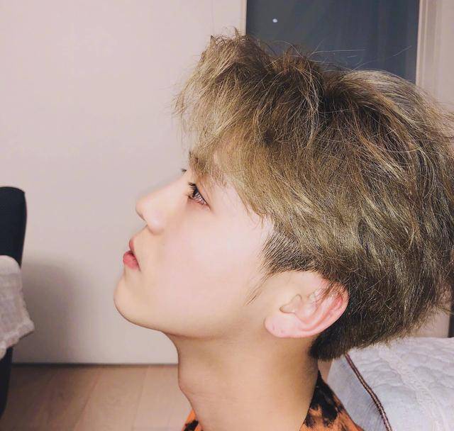 当关晓彤节目中被提到和鹿晗结婚,谁注意到何炅说了啥?