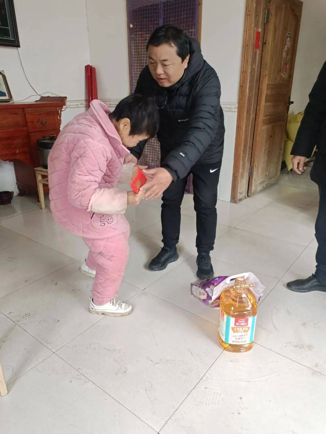 驻村支部书记刘强及我院驻村干部柳国萍的陪同下,来到莲花县良坊镇岐