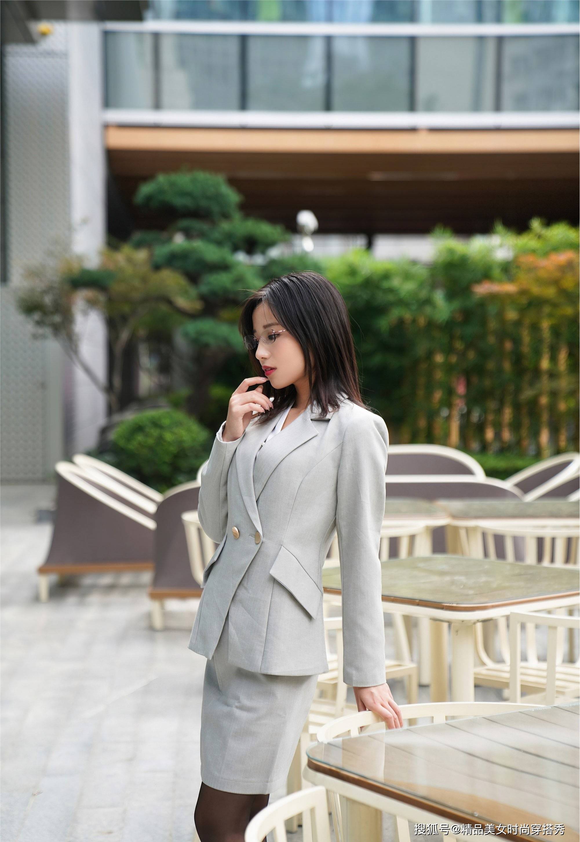 美女穿包臀短裙套装,内搭白色衬衫,再加上黑色丝袜和高跟鞋,简直太吸