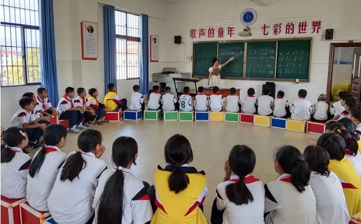 云南民族大学63名师生在香格里拉市9所中小学,瑞丽市14所中小学校驻点