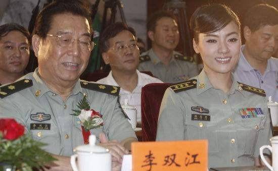 军中绿花陈思思近照,特别漂亮的湘妹子,她45岁了,为何仍然未婚_李双江