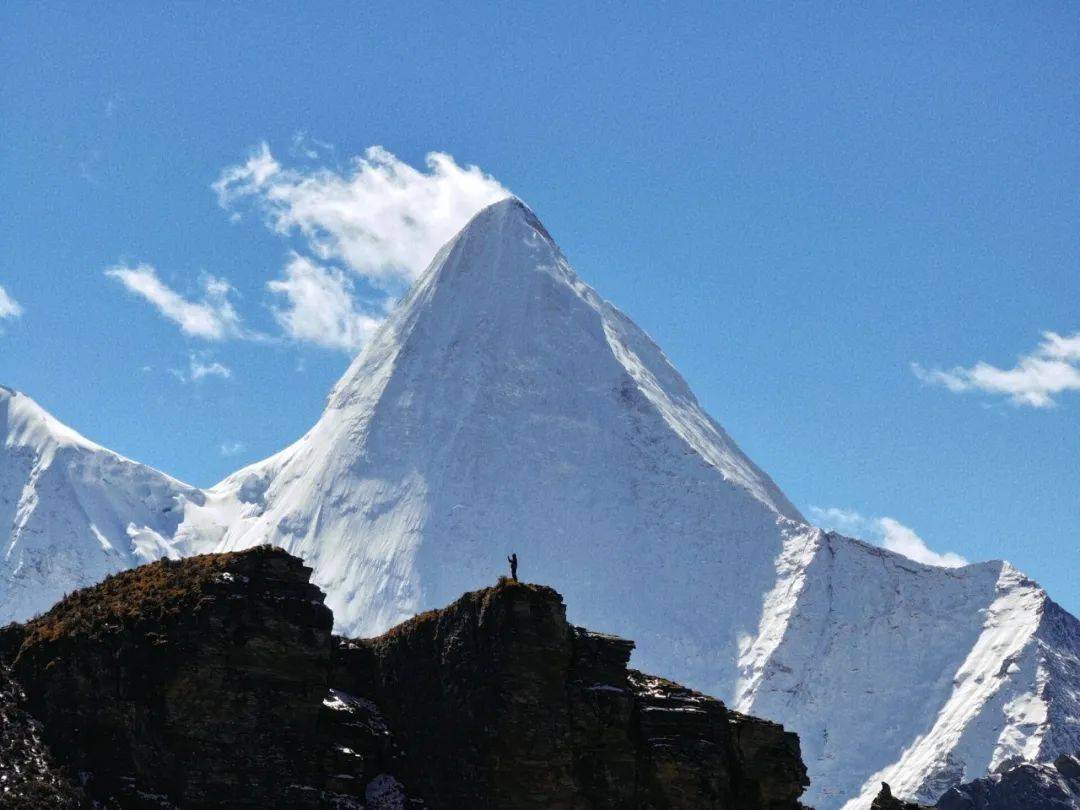 "央迈勇雪山,藏语意为"文殊菩萨",位于甘孜州稻城县,海拔6033米,是"三
