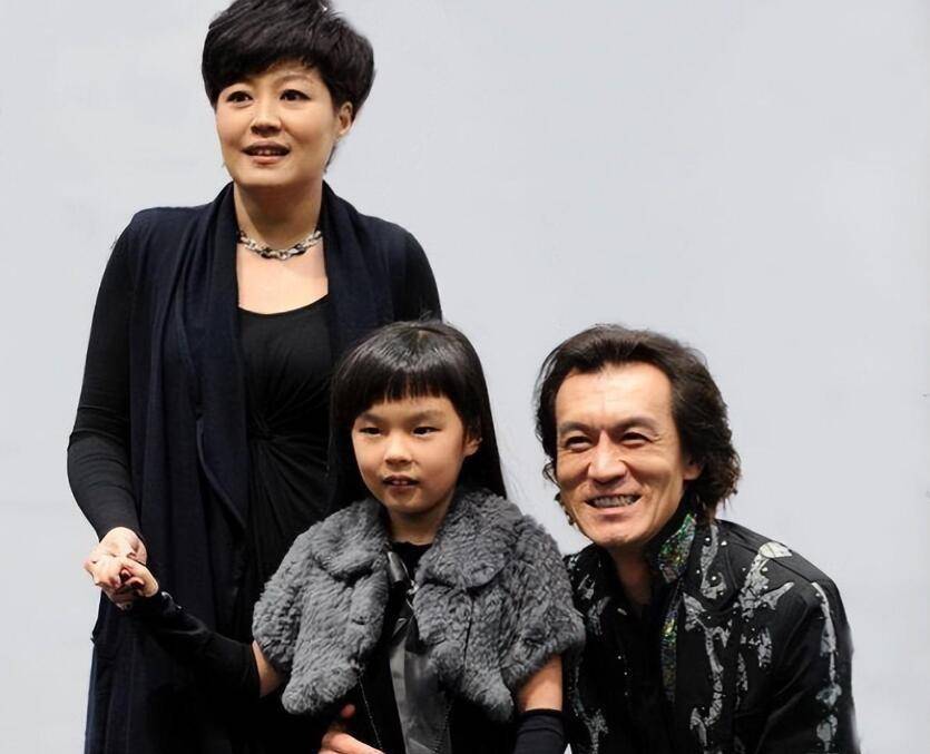 在翻看李咏的成长脚步时,我们发现这位一代名嘴早在年轻时就显露头角.