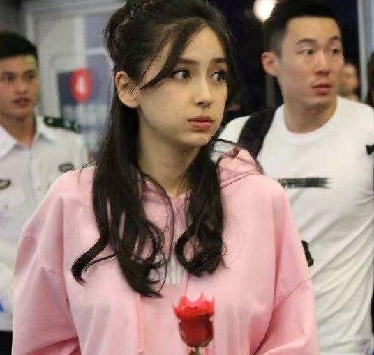 杨颖瞪眼成习惯,现身机场邋遢造型遭网友吐槽_女人_气质_黄晓明