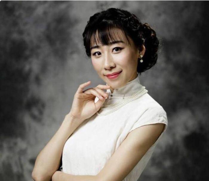 戏28岁才出名,被怒骂"长得像驴脸",把"骚"演到巅峰_任素_张一曼_铜匠