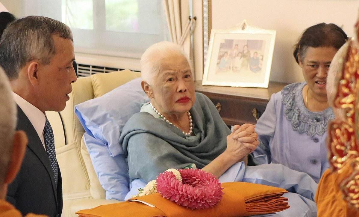 普密蓬国王顾念旧情,把保镖处理了之后也并没有怪罪于她,只是勒令她"