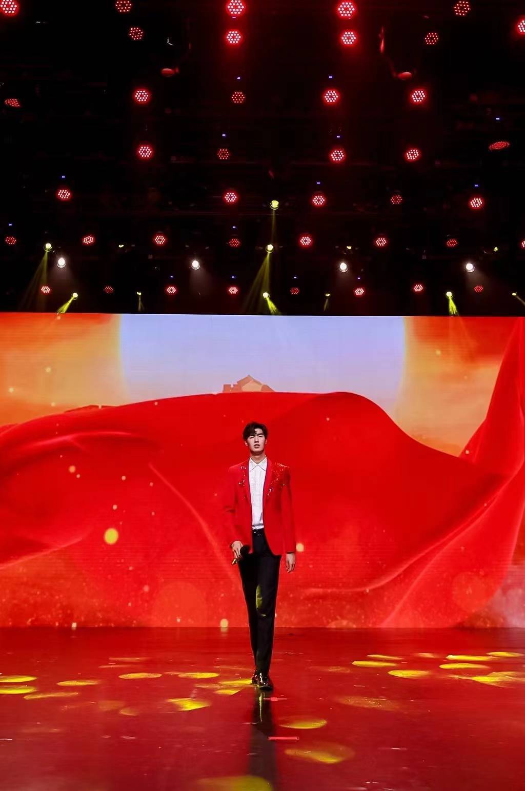 海外华侨李嘉文携手新歌《龙行天下》倾情上线_中国_歌曲_龙的传人