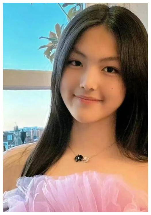 14岁王诗龄亮相英国公寓,李湘送的项链成焦点,两朵小花近7万!