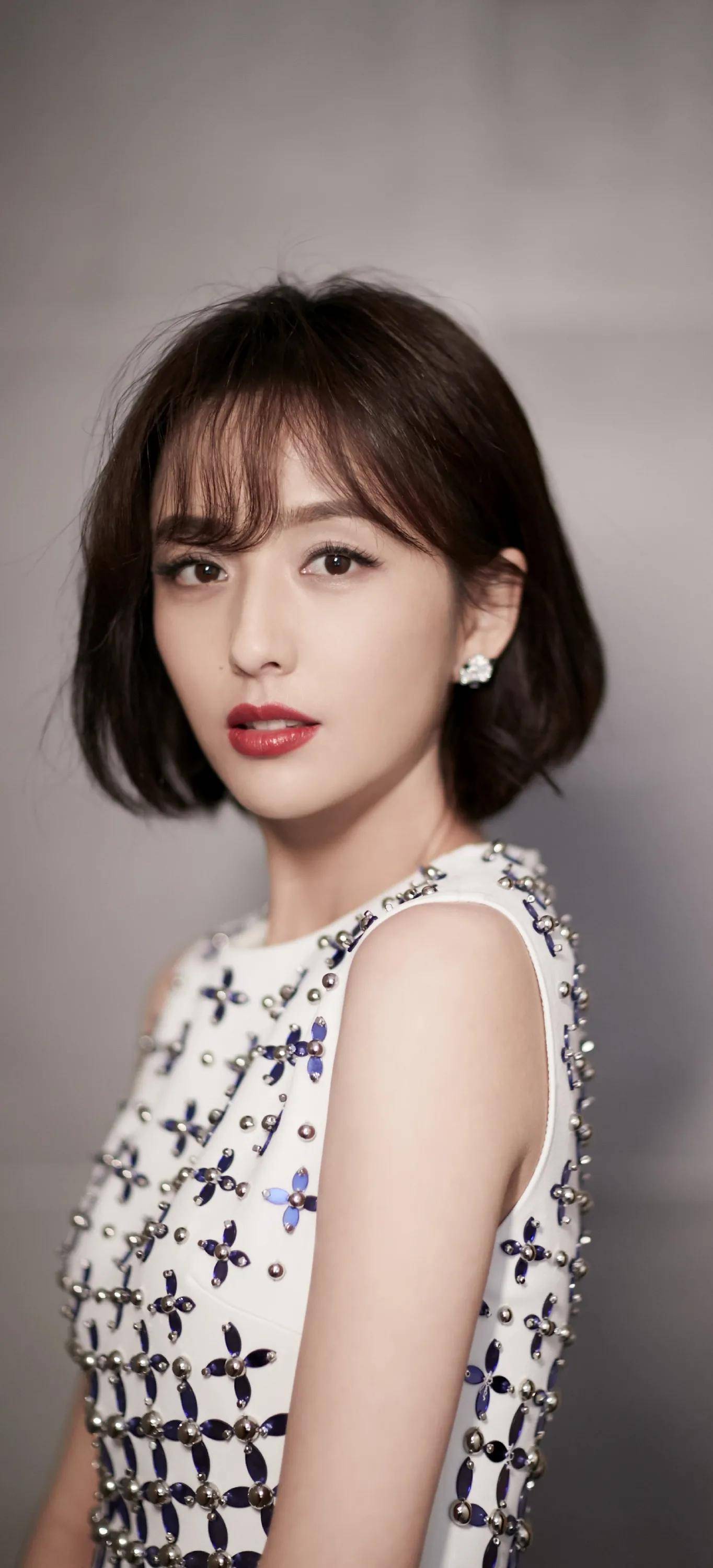 陈思诚为其小女友庆生,与著名演员佟丽娅年轻时十分相像