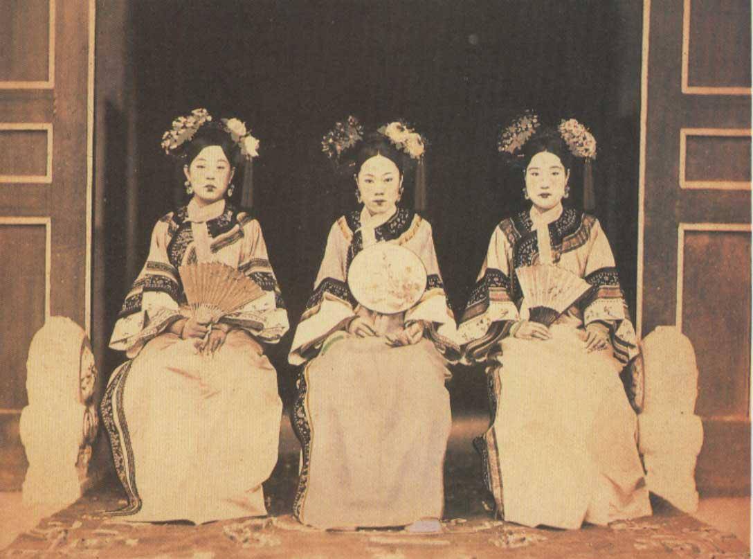 清朝妃嫔脖子上的白布条,主要的用途,其实是为了更方便皇帝