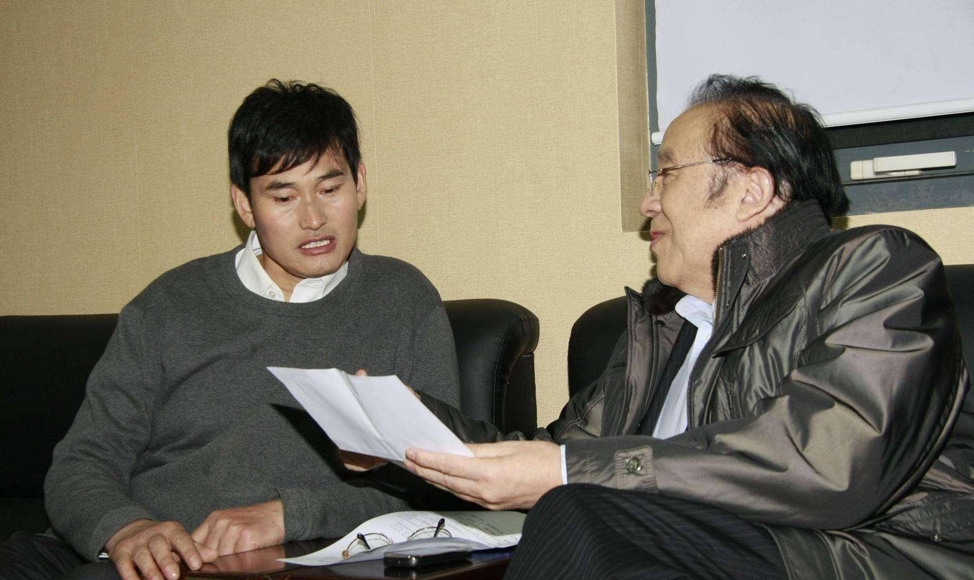 大衣哥小学没毕业,写出4字却价值20万,引热议_朱之文_艺术_书法