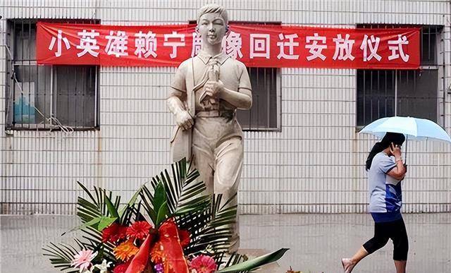 救火牺牲的英雄赖宁,为何事迹移出教科书,照片也从学校摘下了?