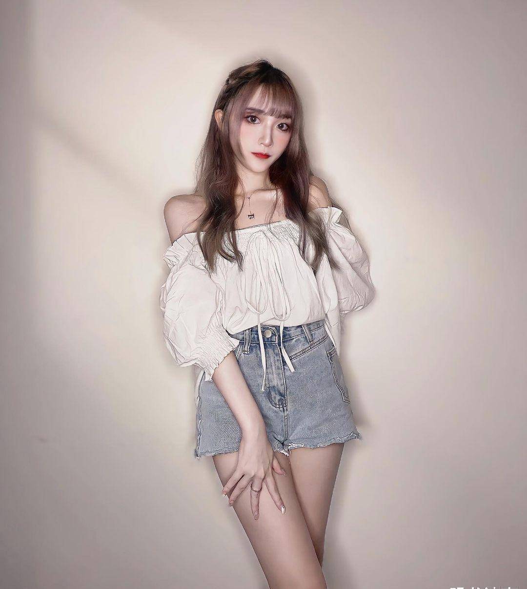 虽然自拍的pose就那么几个,但照样让人着迷_身材_女生_小伙伴