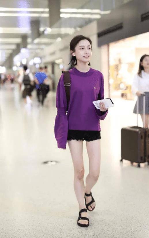 "明玉"姜梓新是有多瘦!穿粉色连衣裙亮相,看这手臀真有60斤?