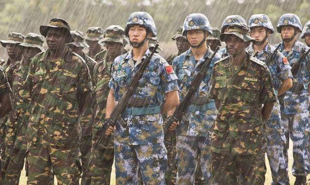 在大雨中站著不動,在非洲也是數一數二的坦桑尼亞軍隊一戰成名,其作戰