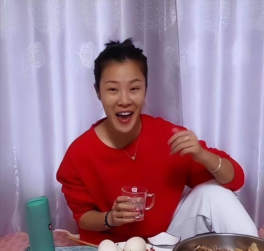 东北小黑姐:清唱界扛把子,酒后魔性翻唱吸粉千万,35岁无人敢娶_网友