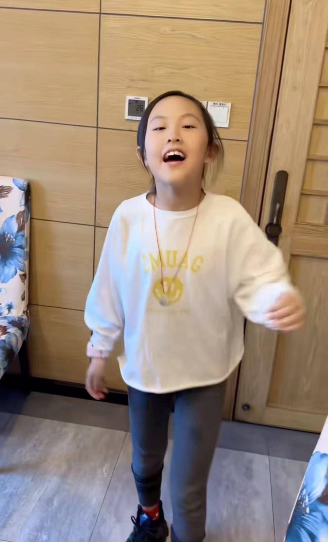 一家10口吃12道菜,8岁女儿似妈