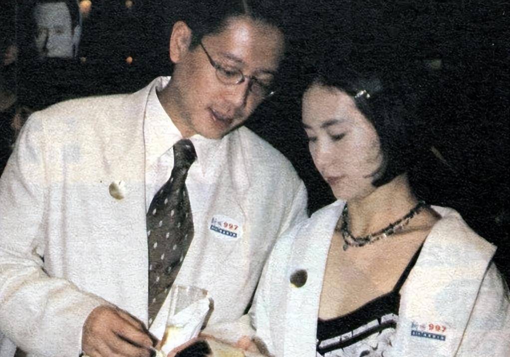 花花公子许晋亨:放弃赌王千金,娶蛇蝎美人李嘉欣,60岁已拄拐杖_何超琼