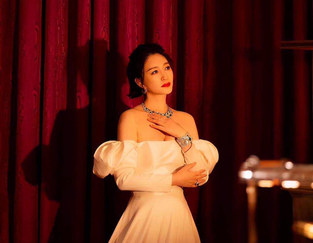 44岁刘敏涛出席活动,自信大方吊打小花_年龄段_女明星_身材