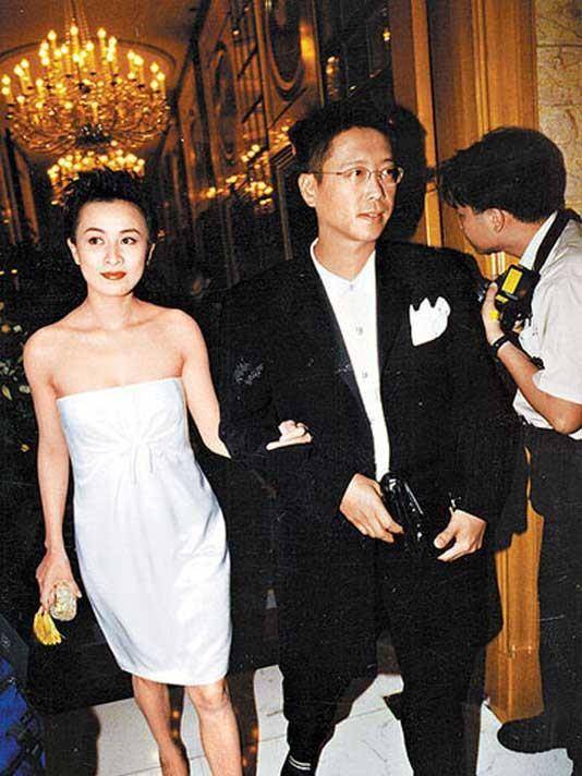 花花公子许晋亨:放弃赌王千金,娶蛇蝎美人李嘉欣,60岁已拄拐杖_何超琼
