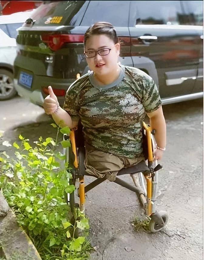 "无腿妈妈"不听劝阻,试管生下双胞胎男孩,如今生活令人动容