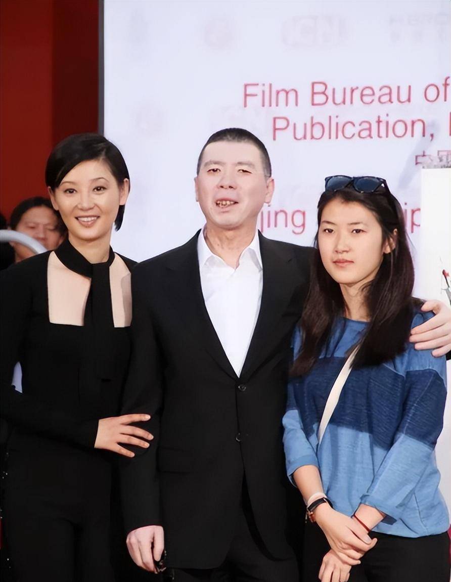 冯小刚罕见携亲女儿亮相!31岁冯思羽眉眼和冯小刚如出一辙