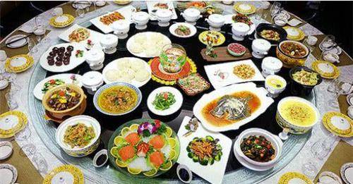 国宴不仅在上菜和选用餐具上讲究,连餐具都采用最高规格的釉中彩瓷器