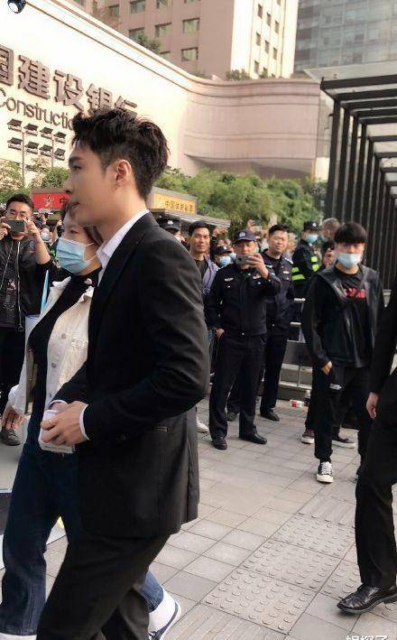 张艺兴最新活动生图,状态好真实,脸上发福的迹象有点明显!