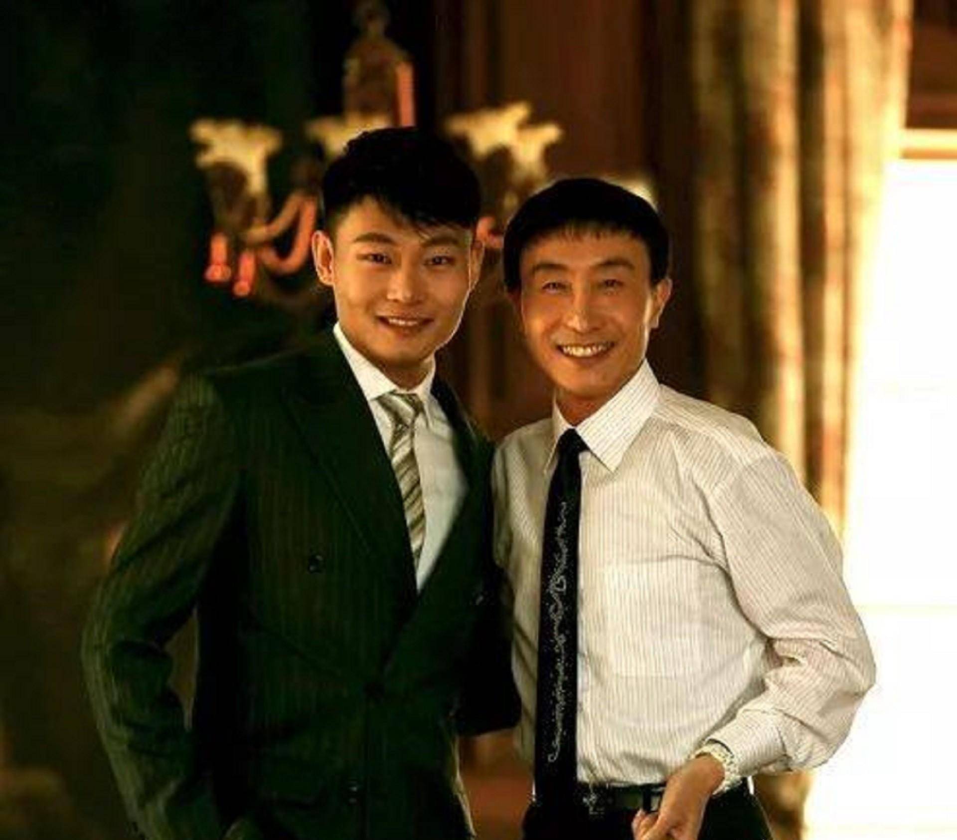 父子说到巩汉林,就不得不提起他前段时间在网上怒批"明星偷税漏税