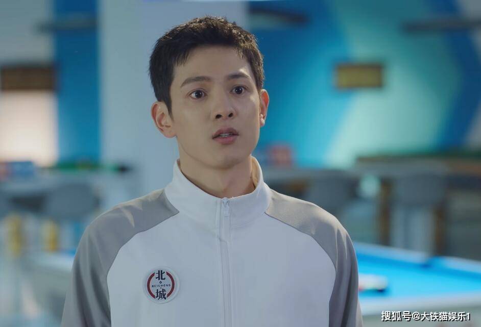 王润泽因为高三复读时拍纪录片而走红,当时因为颜值高而被大家称为"