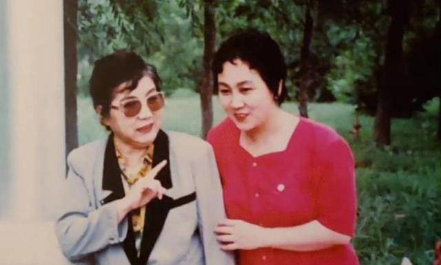 晚年瘫痪23年,重生后上春晚,新凤霞死后女儿说:妈妈一生太圆满_艺术